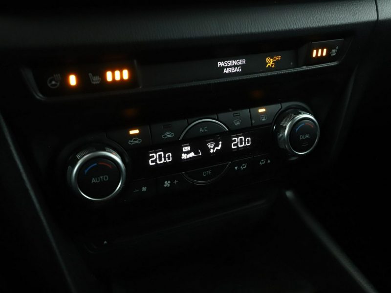 Mazda 3 Automat navi kamera i czujniki parkowania klima auto grzane fotele III (2013-)