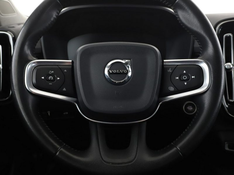 Volvo XC 40 Automat full LED skóra navi kamera i czujniki parkowania