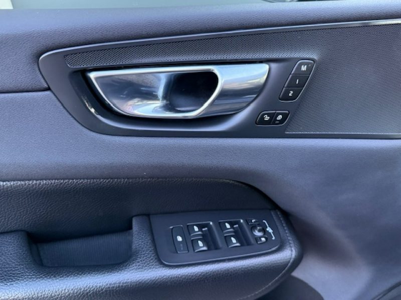 Volvo XC 60 B4 BENZYNA, BUSINESS, SZYBER DACH, KAMERA, BLISY, TOP AUTO II (2017-)