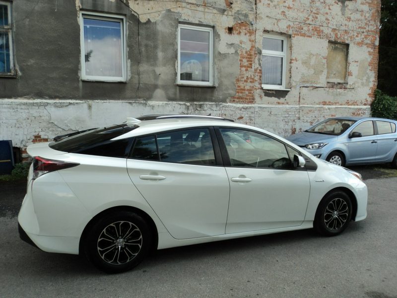 Toyota Prius sprzedam TOYOTE PRIUS 1.8 HYBRYDA+GAZ 2x komp.opon L+z V (2015-)