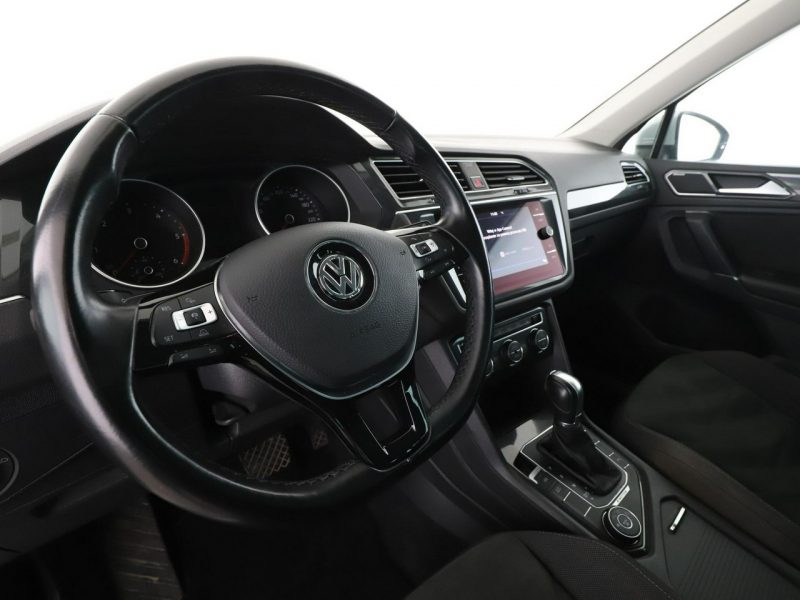 Volkswagen Tiguan 4x4 DSG LED klima auto czujniki parkowania grzane fotele i kanapa II (2016-2024)