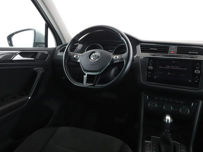 Volkswagen Tiguan 4x4 DSG LED klima auto czujniki parkowania grzane fotele i kanapa II (2016-2024)