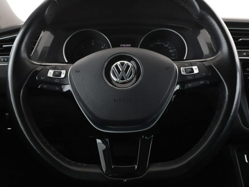 Volkswagen Tiguan 4x4 DSG LED klima auto czujniki parkowania grzane fotele i kanapa II (2016-2024)