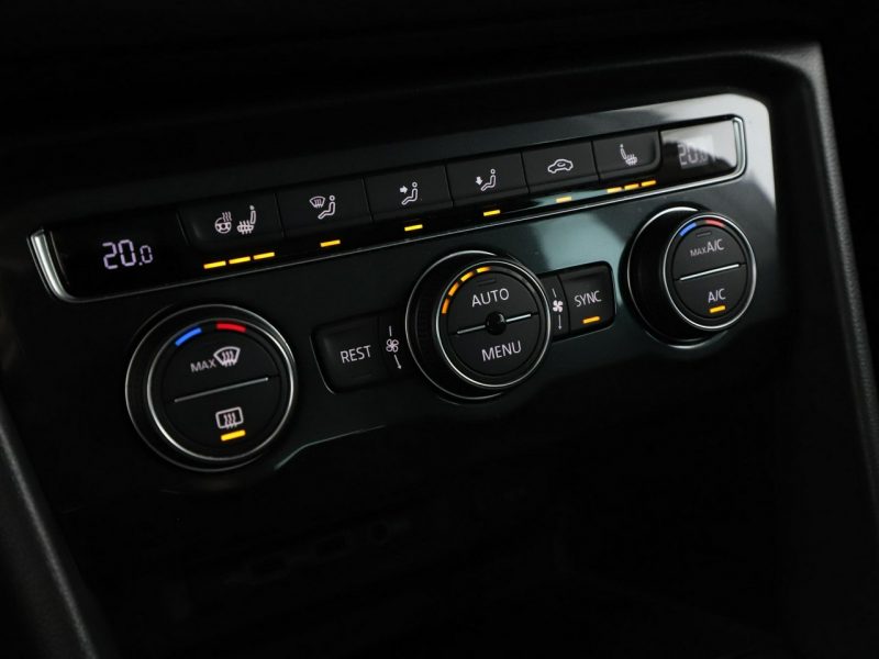 Volkswagen Tiguan 4x4 DSG LED klima auto czujniki parkowania grzane fotele i kanapa II (2016-2024)
