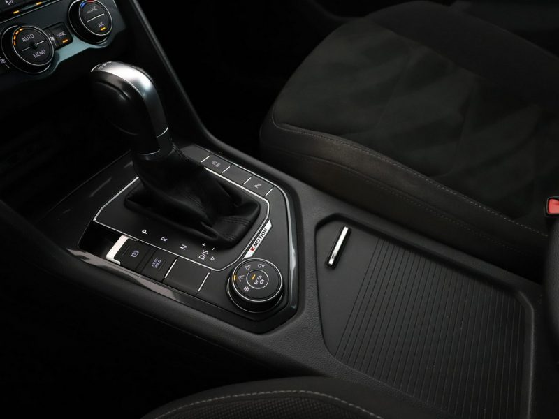 Volkswagen Tiguan 4x4 DSG LED klima auto czujniki parkowania grzane fotele i kanapa II (2016-2024)