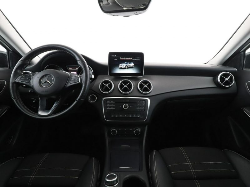Mercedes GLA 200 automat grzane fotele navi panorama półskóra kamera tempomat