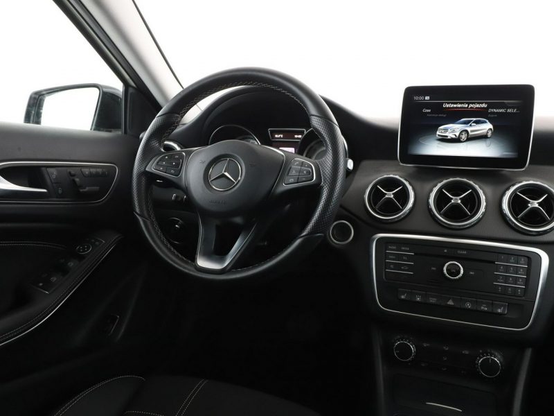 Mercedes GLA 200 automat grzane fotele navi panorama półskóra kamera tempomat
