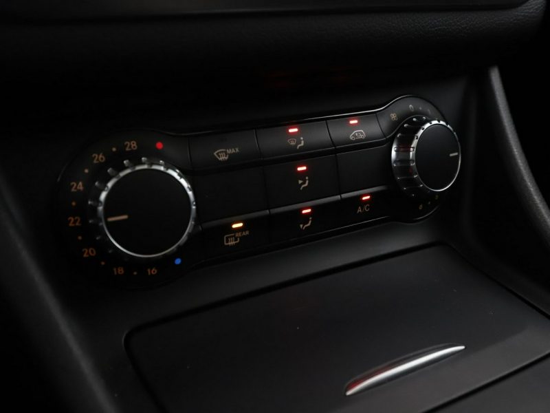 Mercedes GLA 200 automat grzane fotele navi panorama półskóra kamera tempomat