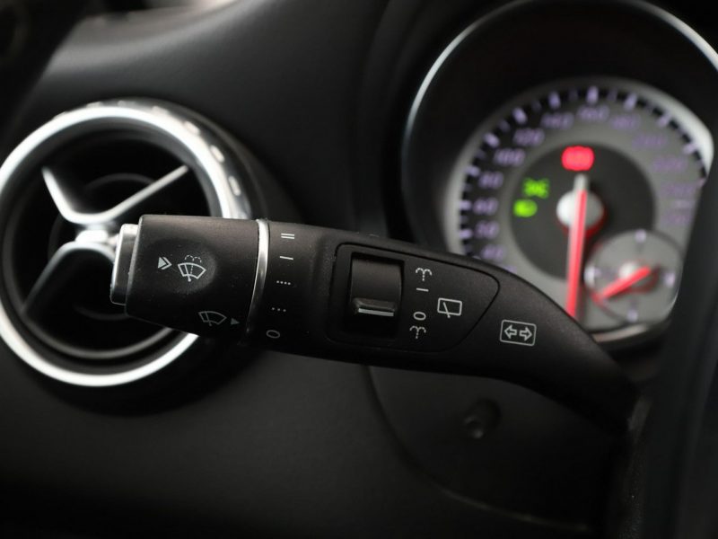 Mercedes GLA 200 automat grzane fotele navi panorama półskóra kamera tempomat
