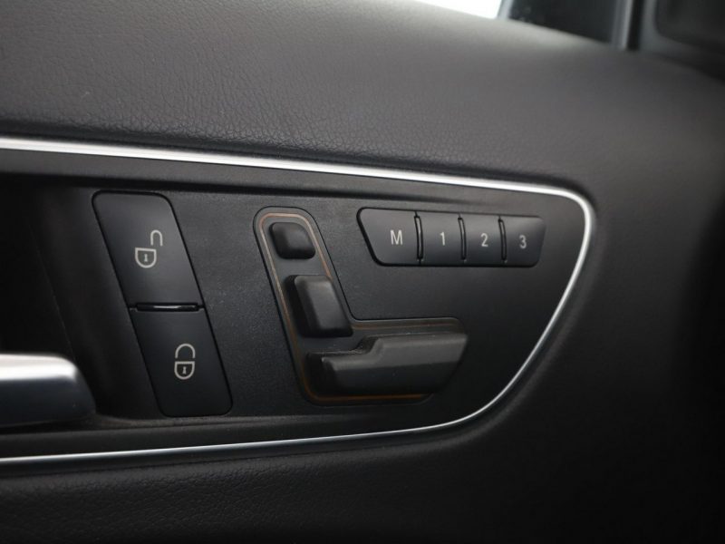 Mercedes GLA 200 automat grzane fotele navi panorama półskóra kamera tempomat