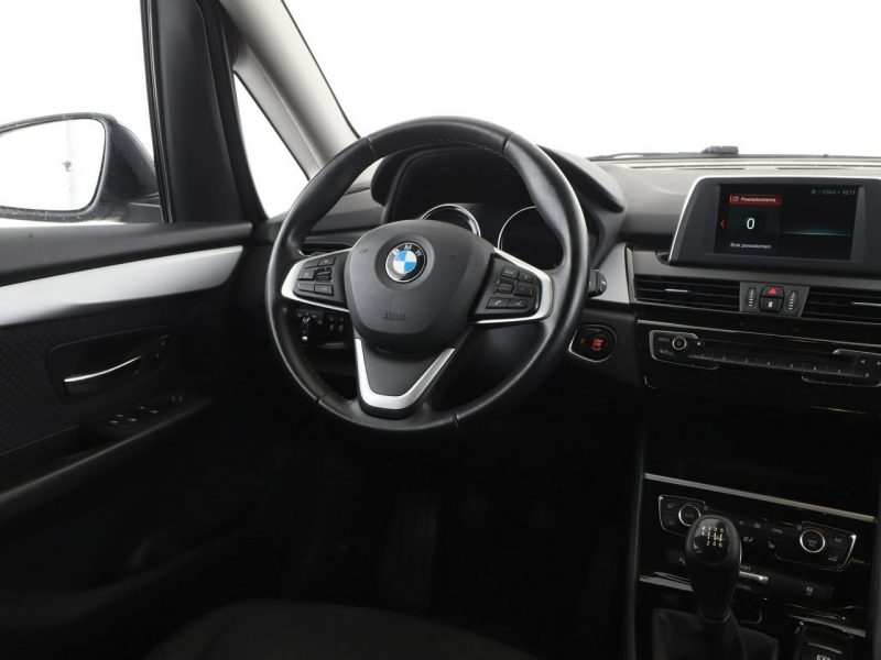 BMW 216 lift full LED klima auto czujniki parkowania grzane fotele F46