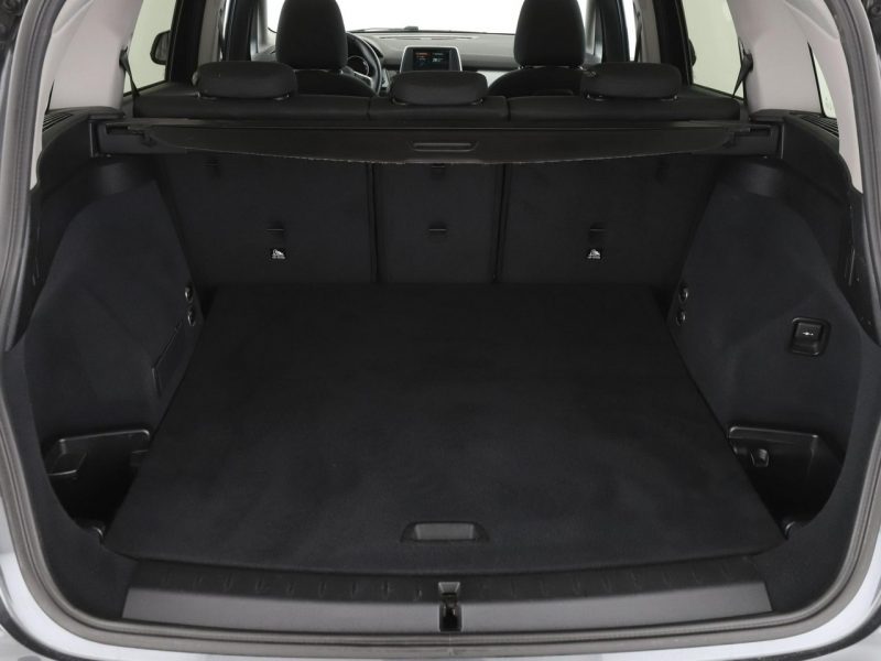 BMW 216 lift full LED klima auto czujniki parkowania grzane fotele F46
