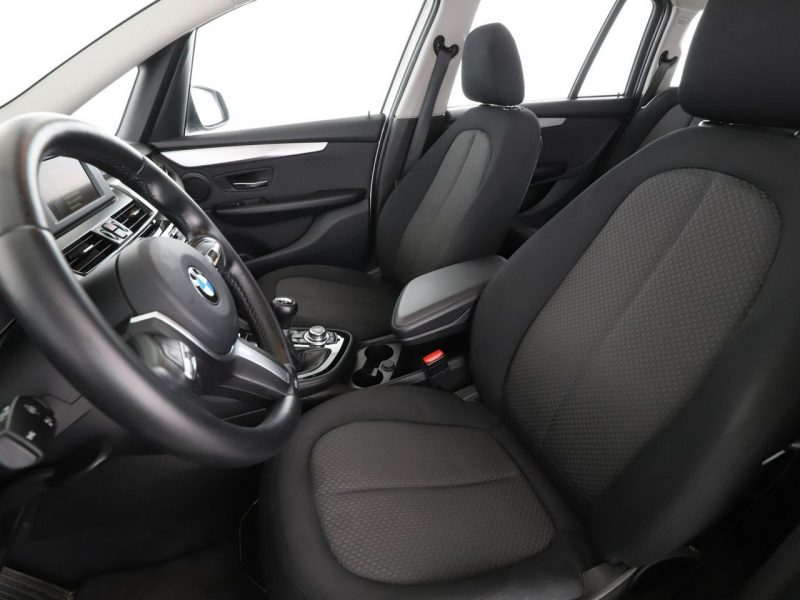 BMW 218 7 os. navi klima auto czujniki parkowania grzane fotele F46
