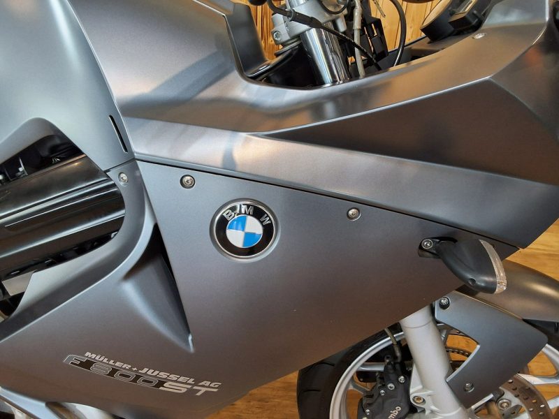 BMW F ## piękny motocykl BMW F 800 ST ## WYGLĄDA Pięknie