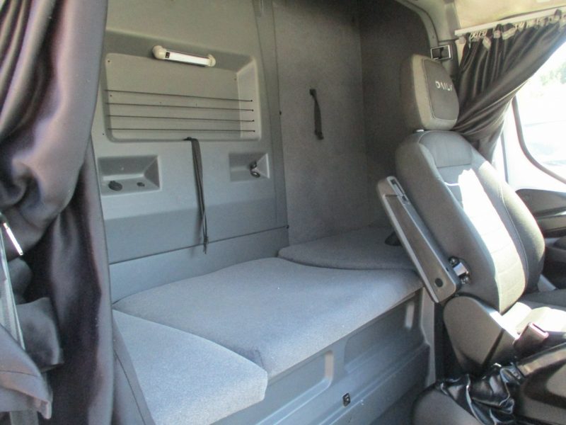 Iveco Daily 35S18 Daily 3.0 - 180KM wejkaka Spojtrak 35-180 podnoszony Duży zbiornik pa