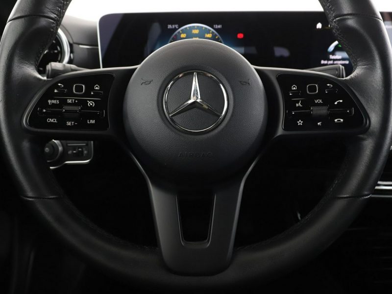 Mercedes A 180 automat skóra navi klima auto kamera i czujniki parkowania W177 (2018-)