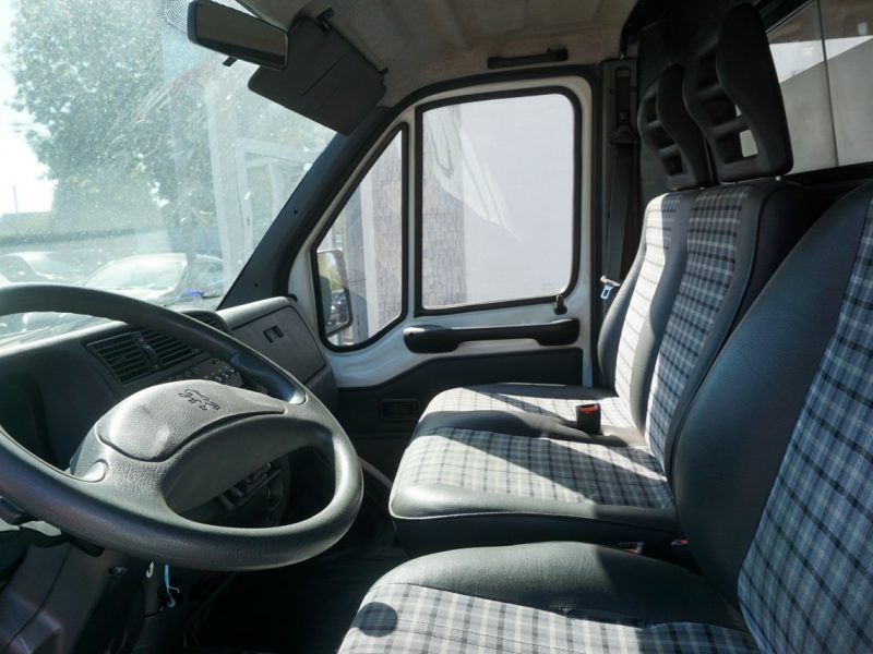 Peugeot Boxer sanitarka transportowa z miejscem do leżenia i wyposażeniem, I (1994-2006)