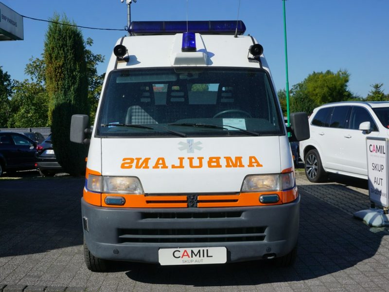 Peugeot Boxer sanitarka transportowa z miejscem do leżenia i wyposażeniem, I (1994-2006)