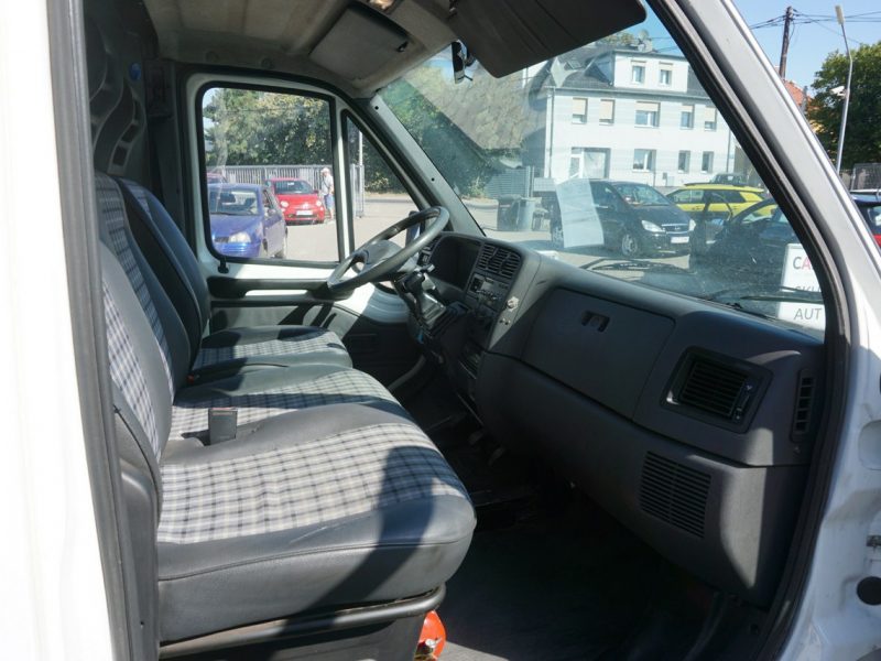 Peugeot Boxer sanitarka transportowa z miejscem do leżenia i wyposażeniem, I (1994-2006)
