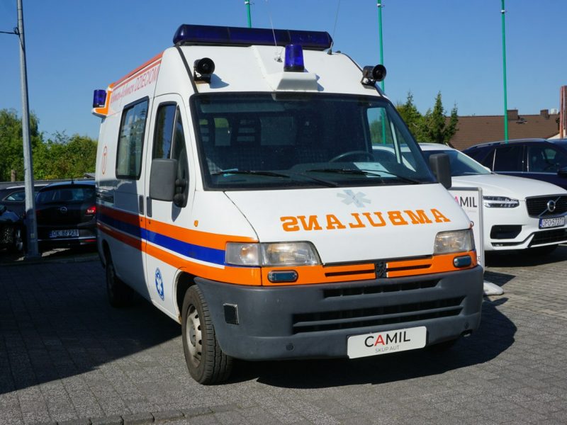 Peugeot Boxer sanitarka transportowa z miejscem do leżenia i wyposażeniem, I (1994-2006)