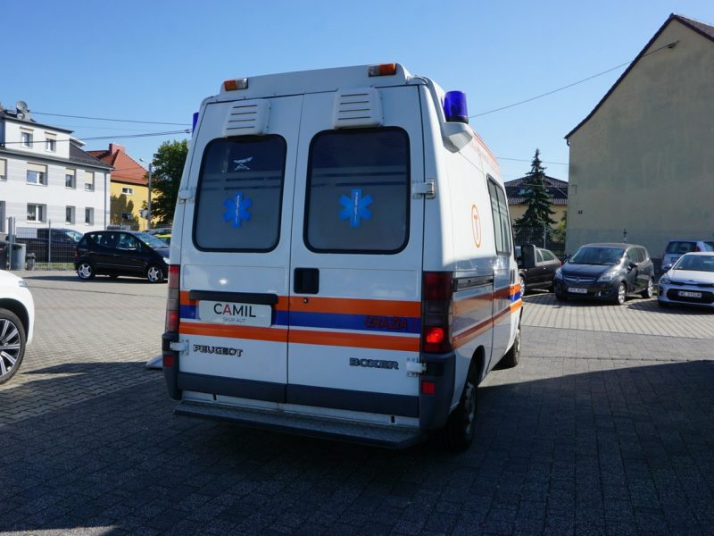 Peugeot Boxer sanitarka transportowa z miejscem do leżenia i wyposażeniem, I (1994-2006)