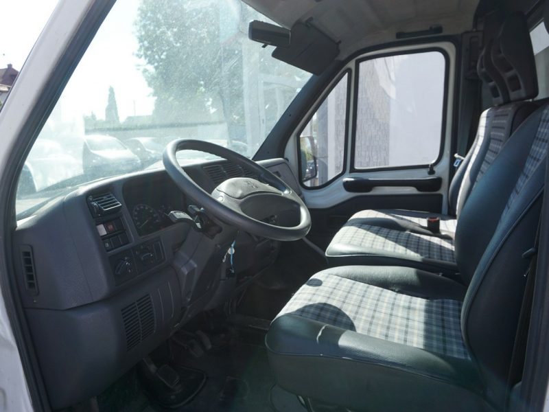 Peugeot Boxer sanitarka transportowa z miejscem do leżenia i wyposażeniem, I (1994-2006)