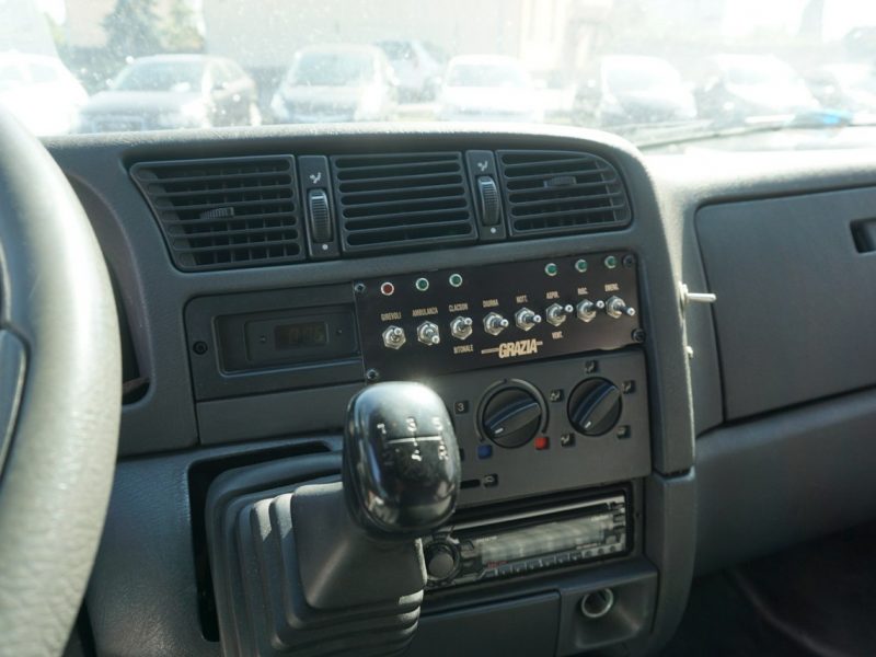 Peugeot Boxer sanitarka transportowa z miejscem do leżenia i wyposażeniem, I (1994-2006)