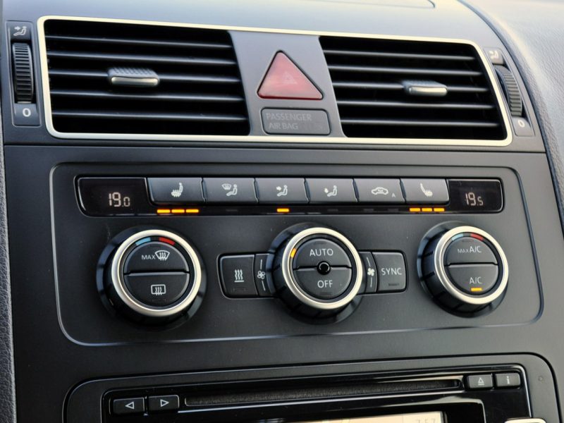 Volkswagen Touran 1.6TDI(105KM)*Duża Navi*Klimatronik*Asys.Parkowania*Welur*Reling*Alu16 II (2010-2015)