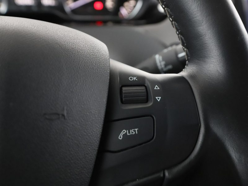 Peugeot 2008 półskóra navi klima auto kamera i czujniki parkowania II (2019-)
