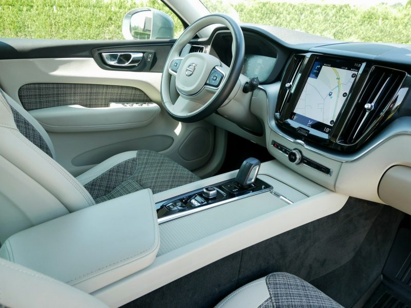 Volvo XC 60 2.0B4 197KM +14KM Momentum Pro M-hybrid +Hak -1 Wł -VAT 23% Brutto II (2017-)
