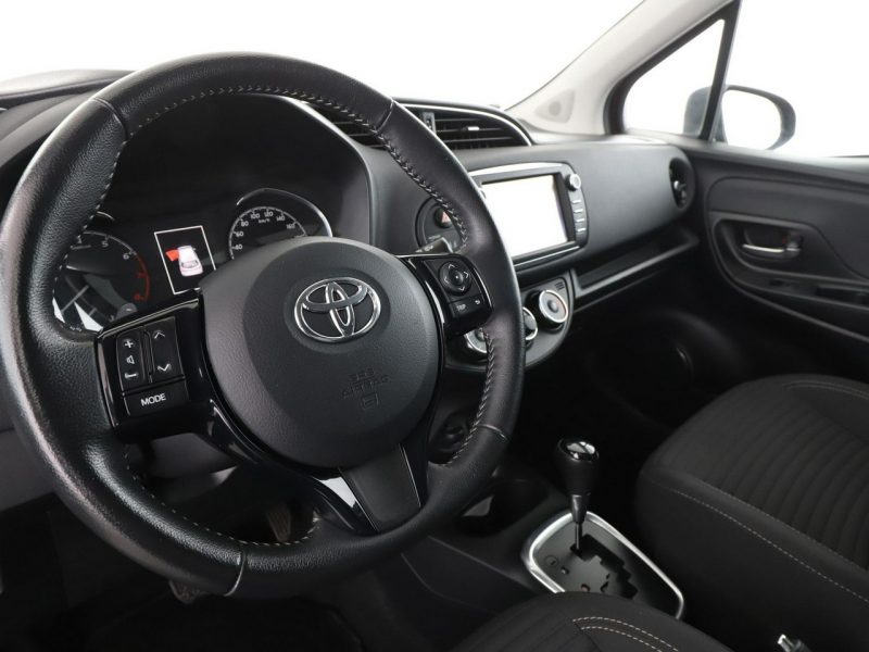 Toyota Yaris automat grzane fotele kamera Bluetooth tempomat III (2011-2019)