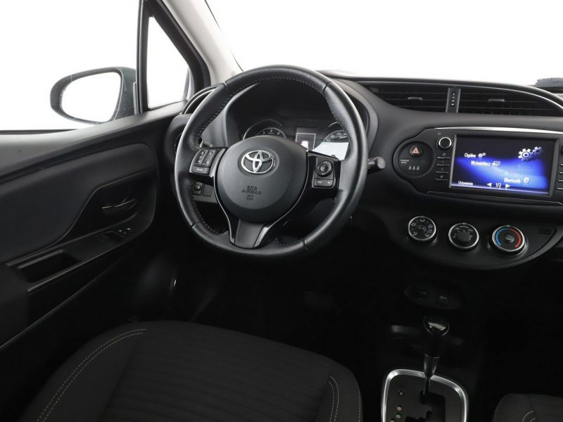 Toyota Yaris automat grzane fotele kamera Bluetooth tempomat III (2011-2019)