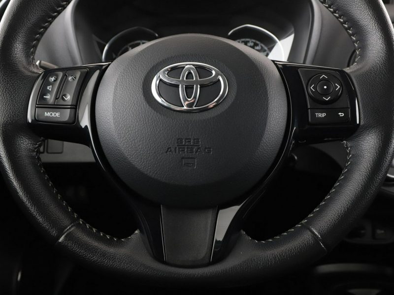 Toyota Yaris automat grzane fotele kamera Bluetooth tempomat III (2011-2019)