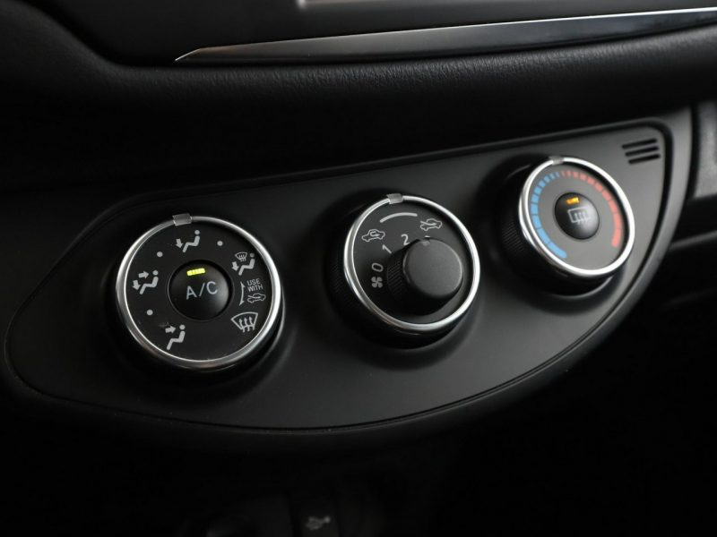 Toyota Yaris automat grzane fotele kamera Bluetooth tempomat III (2011-2019)