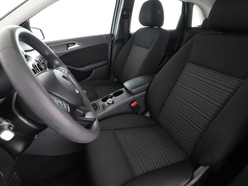 Mercedes B 180 navi czujniki parkowania klimatyzacja grzane fotele W246 (2011-)