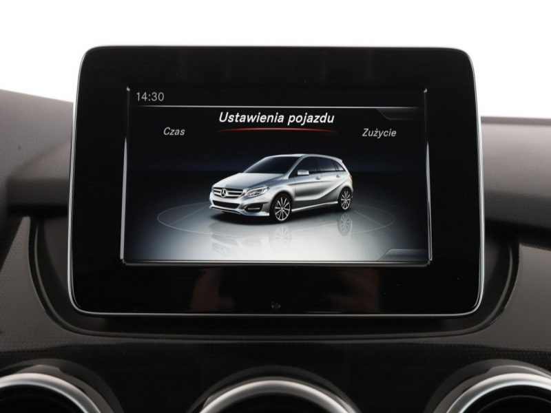 Mercedes B 180 navi czujniki parkowania klimatyzacja grzane fotele W246 (2011-)