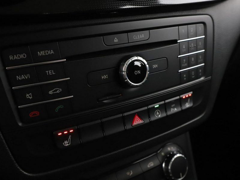 Mercedes B 180 navi czujniki parkowania klimatyzacja grzane fotele W246 (2011-)