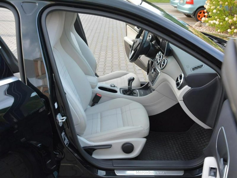 Mercedes GLA 200 1.6 156KM Urban Bi-xenon Ledy Navi Pół-skóry 2xParktronic Alu18"