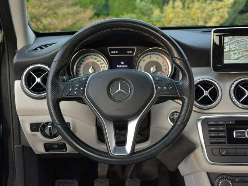 Mercedes GLA 200 1.6 156KM Urban Bi-xenon Ledy Navi Pół-skóry 2xParktronic Alu18"