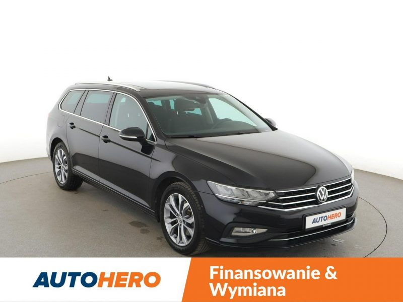 Volkswagen Passat navi czujniki parkowania klimatyzacja grzane fotele B8 (2014-2023)