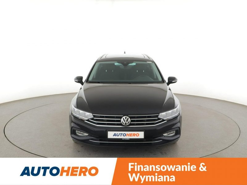Volkswagen Passat navi czujniki parkowania klimatyzacja grzane fotele B8 (2014-2023)