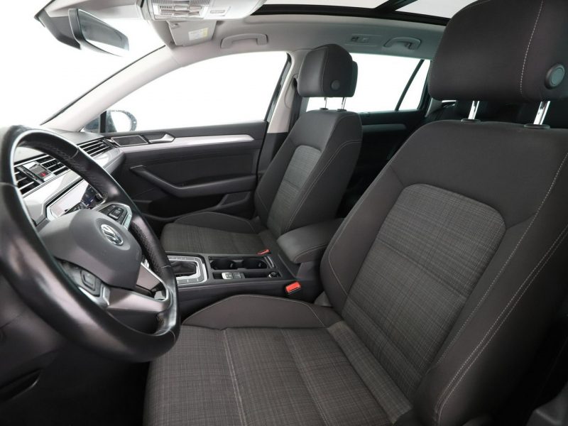 Volkswagen Passat navi czujniki parkowania klimatyzacja grzane fotele B8 (2014-2023)