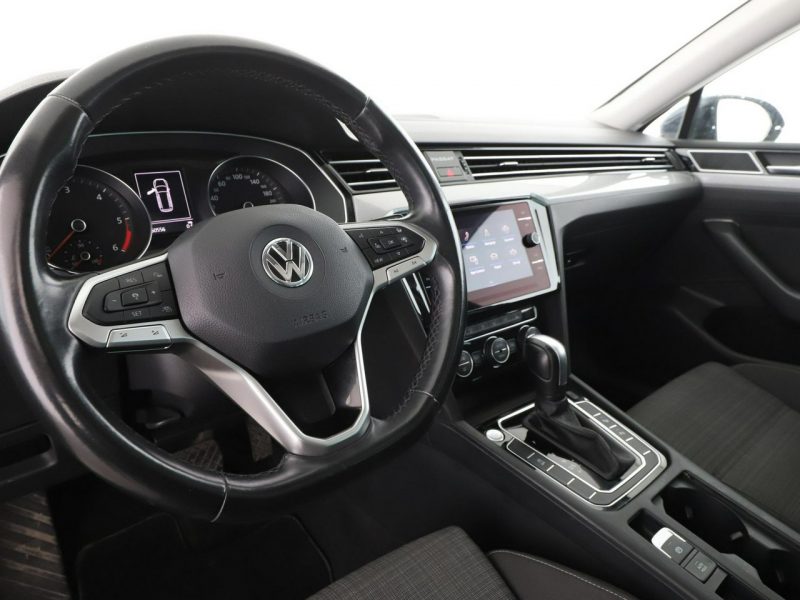 Volkswagen Passat navi czujniki parkowania klimatyzacja grzane fotele B8 (2014-2023)