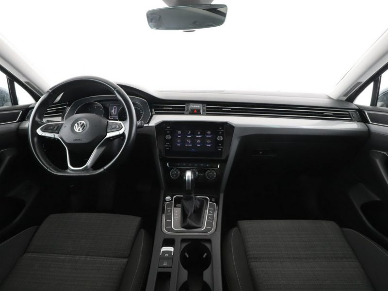 Volkswagen Passat navi czujniki parkowania klimatyzacja grzane fotele B8 (2014-2023)