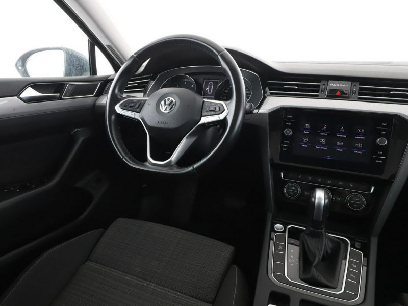 Volkswagen Passat navi czujniki parkowania klimatyzacja grzane fotele B8 (2014-2023)