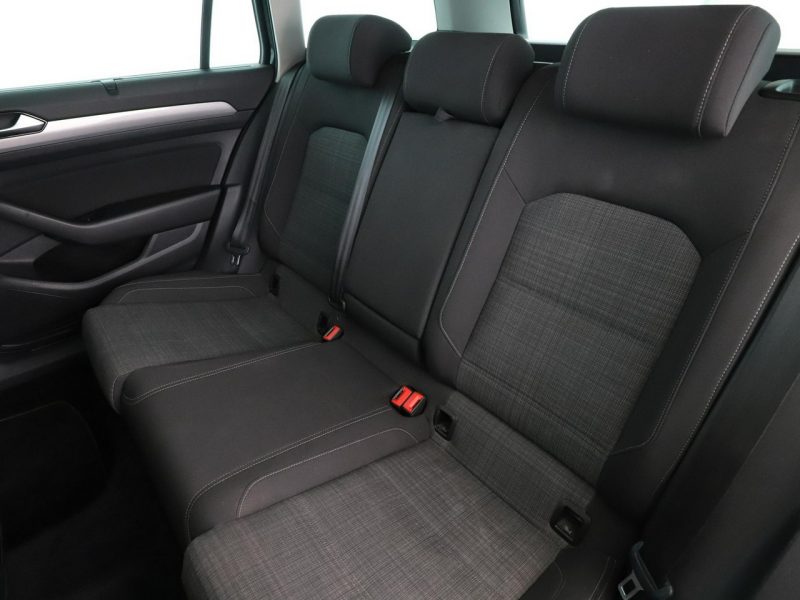 Volkswagen Passat navi czujniki parkowania klimatyzacja grzane fotele B8 (2014-2023)