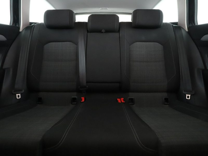 Volkswagen Passat navi czujniki parkowania klimatyzacja grzane fotele B8 (2014-2023)