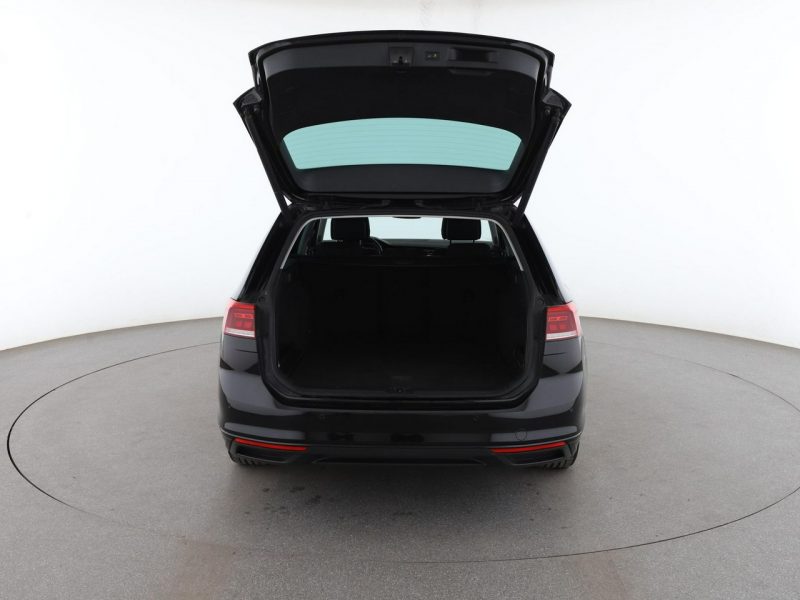 Volkswagen Passat navi czujniki parkowania klimatyzacja grzane fotele B8 (2014-2023)