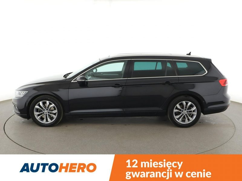 Volkswagen Passat navi czujniki parkowania klimatyzacja grzane fotele B8 (2014-2023)