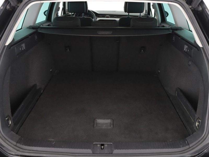 Volkswagen Passat navi czujniki parkowania klimatyzacja grzane fotele B8 (2014-2023)